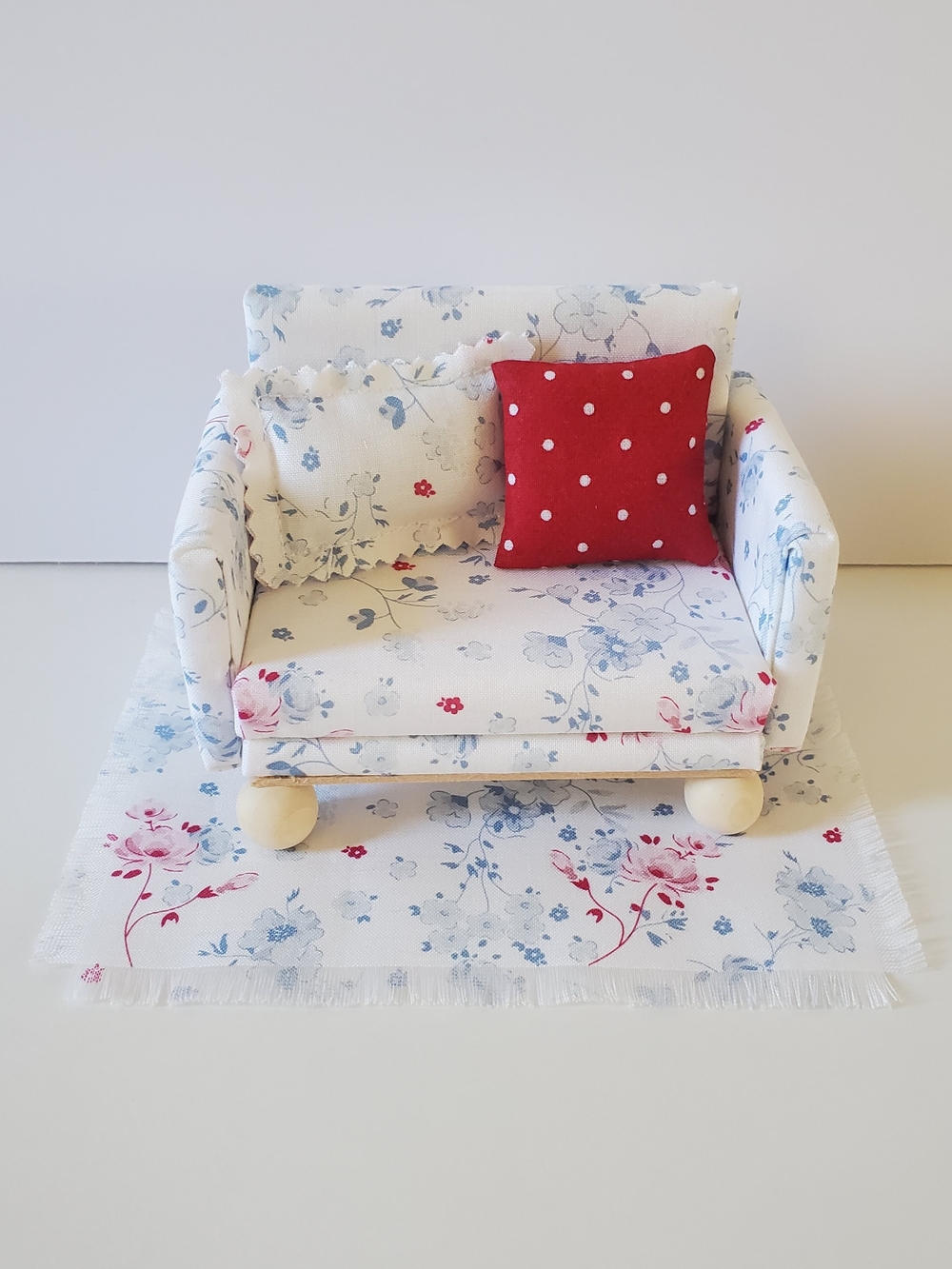 Miniature Dollhouse 1:12 Scale Loveseat Floral Sofa Maileg